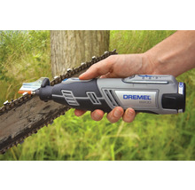 Dremel 8200 batteridrivet multiverktyg vid slipning av en sågkedja utomhus.