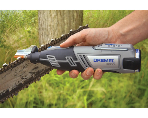 Dremel 8200 batteridrivet multiverktyg vid slipning av en sågkedja utomhus.
