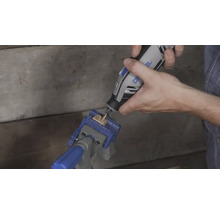 Användning av ett Dremel multiverktyg på en träbit fixerad i ett Dremel skruvstycke.