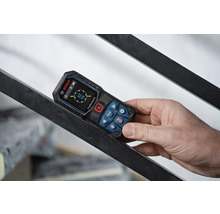 Bosch Professional laseravståndsmätare mäter en lutning på 32 grader på ett metallräcke.