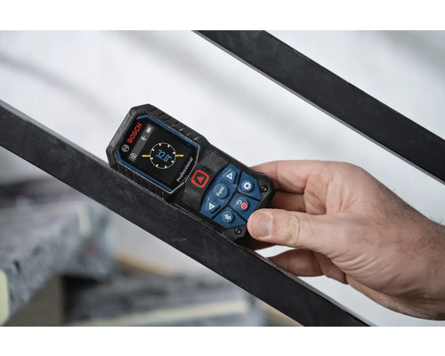Bosch Professional laseravståndsmätare mäter en lutning på 32 grader på ett metallräcke.