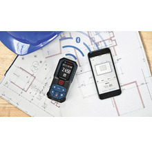 Bosch laseravståndsmätare med Bluetooth-anslutning till en smartphone-app på en ritning.