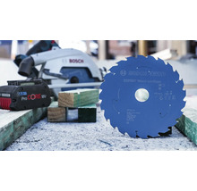 Bosch Expert Wood cordless cirkelsågblad för batteridrivna cirkelsågar med Bosch ProCORE batteri och träbitar på en byggarbetsplats.