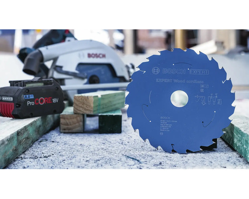 Bosch Expert Wood cordless cirkelsågblad för batteridrivna cirkelsågar med Bosch ProCORE batteri och träbitar på en byggarbetsplats.
