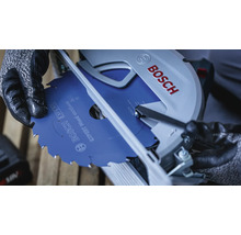 En hand med skyddshandske byter ut Expert Wood Cordless cirkelsågklinga i en Bosch cirkelsåg.