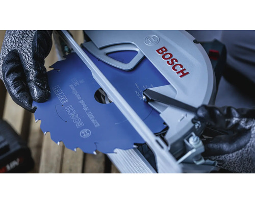 En hand med skyddshandske byter ut Expert Wood Cordless cirkelsågklinga i en Bosch cirkelsåg.