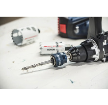 Bosch Power Change Plus-adapter med centrumborr monterad på en borrskruvdragare bredvid hålsågar.