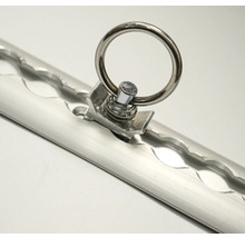 Surrningsskena i aluminium med monterat ändfäste och ring för lastsäkring.