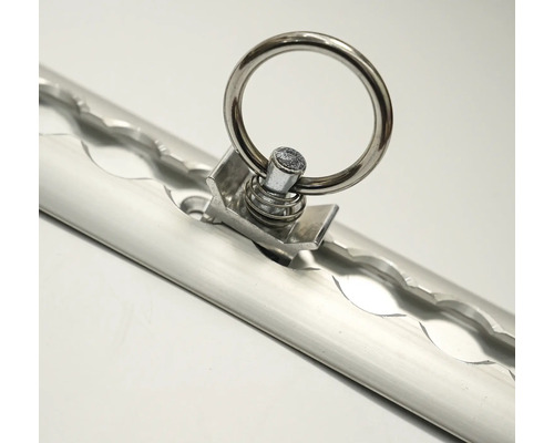Surrningsskena i aluminium med monterat ändfäste och ring för lastsäkring.