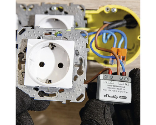 Installation av en Shelly EM Mini Gen4 energimätare bakom ett vägguttag.