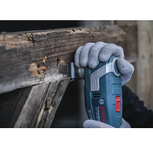 Bosch Professional batteridrivet multiverktyg GOP 18V-34 vid sågning i gammalt trä med en Starlock Plus insats.