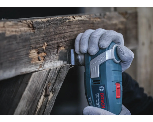 Bosch Professional batteridrivet multiverktyg GOP 18V-34 vid sågning i gammalt trä med en Starlock Plus insats.