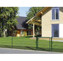 Dubbelpanelstängsel med trädgårdsgrind framför ett hus och en gräsmatta.