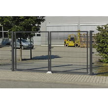 Dubbel infartsgrind av dubbelpanelsnät på ett industriområde med en skåpbil och en gaffeltruck i bakgrunden.