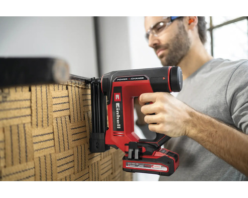 Einhell batteridriven dyckertpistol Power X-Change används för att fästa möbelband på en möbel.