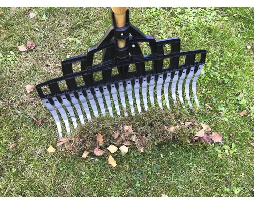 Lövgrep för att ta bort löv och mossa från en gräsmatta