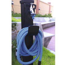 Vattenpost för trädgård med flexibel trädgårdsslang och kran på en svart pelare.