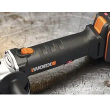 Detaljvy av en Worx vinkelslip med ergonomiskt grepp, skjutströmbrytare och Worx Logo.