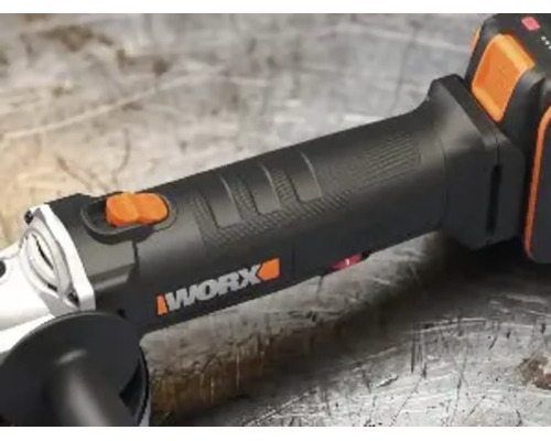 Detaljvy av en Worx vinkelslip med ergonomiskt grepp, skjutströmbrytare och Worx Logo.