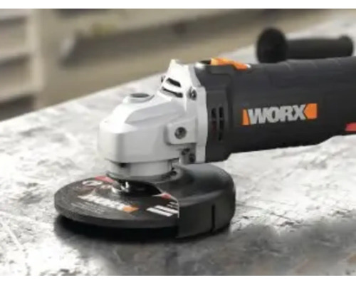 WORX vinkelslip med kapskiva och skyddskåpa på en arbetsbänk.
