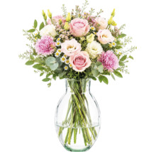 Blombukett med rosa och vita rosor, nejlikor och prärieklocka i en glasvas.