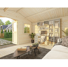 Ljust trädgårdshus i trä inrett som hemmakontor med skrivbord, hyllor och sittgrupp, utsikt över trädgården genom den öppna dörren.