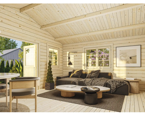 Ljus interiör i en friggebod av trä med soffa, soffbord och stora fönster.