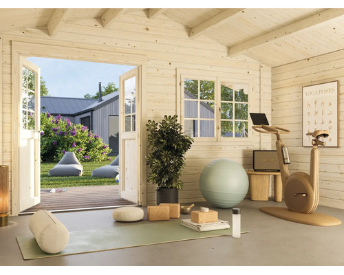 Inrett trädgårdshus i trä som gym med yogamatta, pilatesboll och motionscykel, utsikt över trädgården.