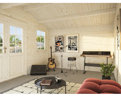 Ett mysigt trähus med ett musikrum utrustat med gitarr, keyboard, förstärkare, barstol, soffbord och bekväma sittmöbler.