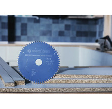Bosch Expert Laminated Panel cordless cirkelsågklinga på belagda träskivor i en verkstad.