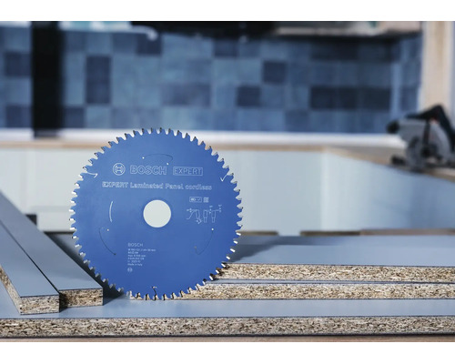 Bosch Expert Laminated Panel cordless cirkelsågklinga på belagda träskivor i en verkstad.