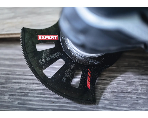 Bosch Expert Starlock segmentsågblad på ett multiverktyg för trä och metall