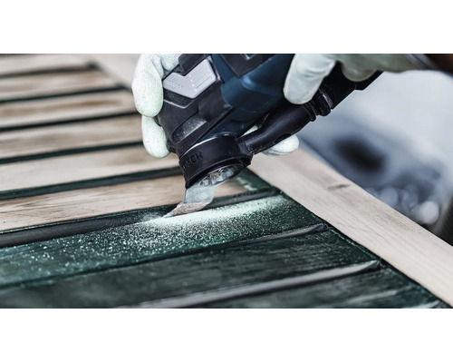 Bosch multiverktyg slipar träribbor på en trädgårdsbänk