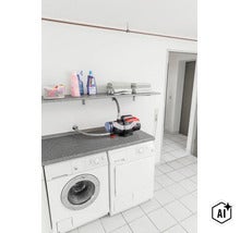 AL-KO pumpautomat på bänkskivan i en tvättstuga med tvättmaskiner och hyllor. (Image AI modified or generated)