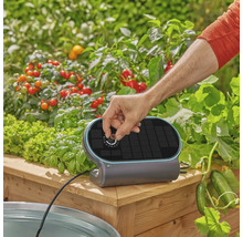 Gardena bevattningsstyrning för pallkragar med solpanel och vridknapp för enkel användning i en trädgårdsmiljö.