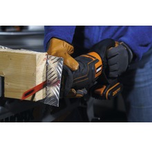 En person sågar en träbit med metallbeklädnad med en oscillerande såg. Verktyget är från Worx.
