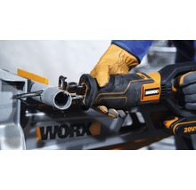 Batteridriven tigersåg som skär ett rör på en arbetsbänk. Worx företagslogotyp.