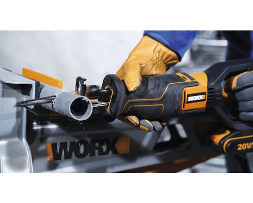 Batteridriven tigersåg som skär ett rör på en arbetsbänk. Worx företagslogotyp.