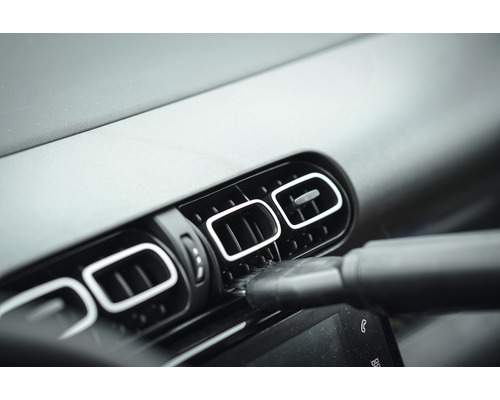 Rengöring av bilventilation med dammsugarmunstycke