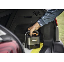 WORX sladdlös handdammsugare i bagageutrymmet på en bil