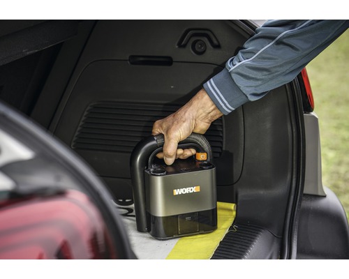 WORX sladdlös handdammsugare i bagageutrymmet på en bil