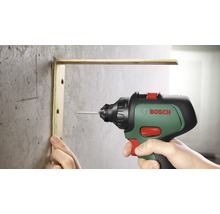 Bosch Logo. Sladdlös skruvdragare fäster ett vinkeljärn på en vägg