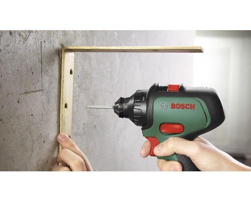 Bosch Logo. Sladdlös skruvdragare fäster ett vinkeljärn på en vägg