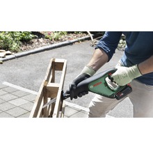 En person sågar en träpall med en sladdlös tigersåg från Bosch.