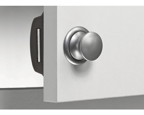 Möbelknopp och magnetlås på en skåpdörr