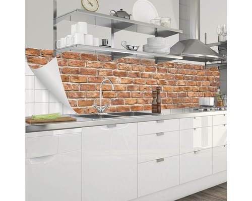 Köksstänkskydd med murverksmotiv i ett modernt kök