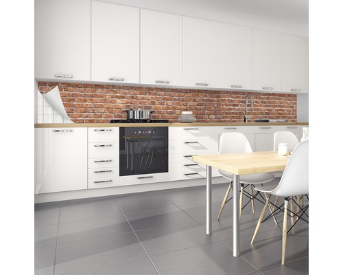 Stänkskydd med tegelmönster i ett vitt kök