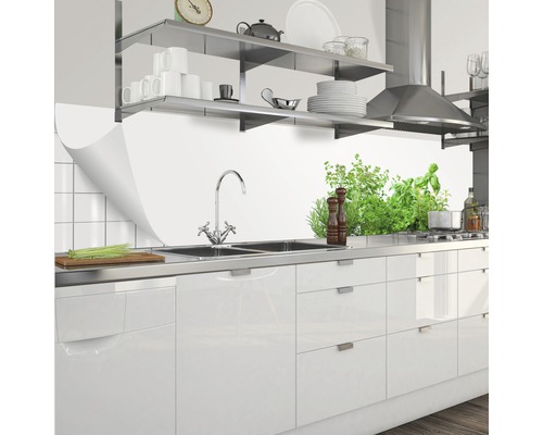 Köksscen med diskho, kran, örter och hyllor