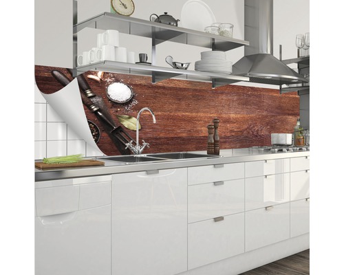 Köksbänk med trämönster och kryddmotiv i ett modernt kök.