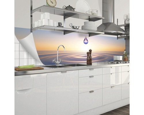 Stänkskydd med vattenmotiv i ett modernt kök